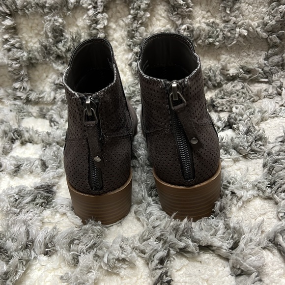 EUC Dolce Vita Chocolate Laser Cut Zip-Up Booties - Women’s Size 6 - Picture 6 of 9